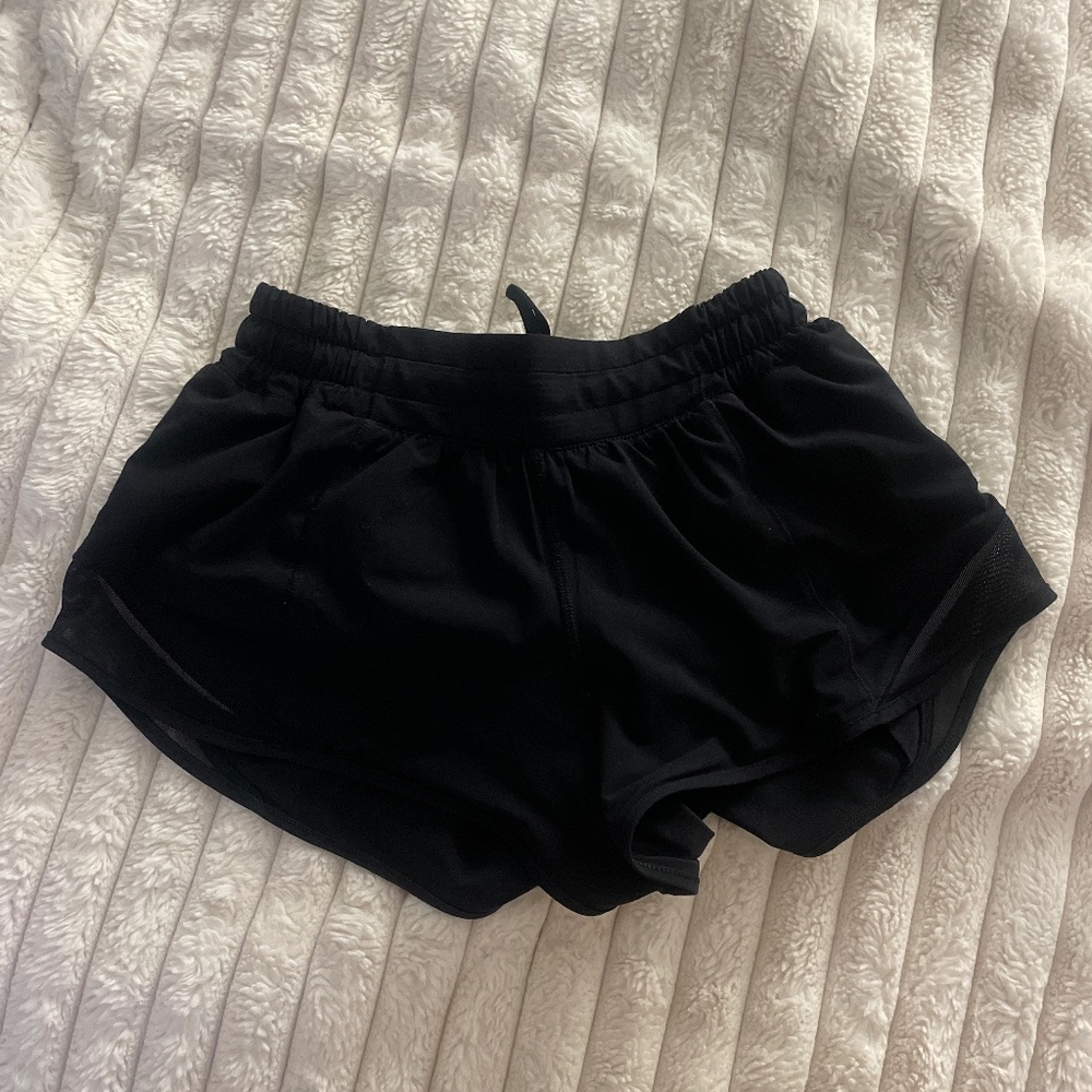 black low rise 2.5 lululemon hotty hot shorts